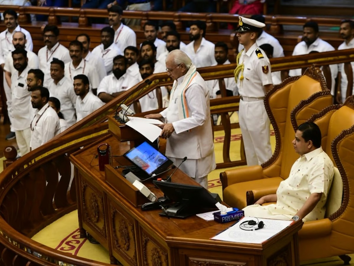 கேரள கவர்னர் உரை :1.17 நிமிடத்தில் நிறைவு செய்து அதிர்ச்சி!
