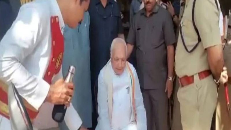 கேரள கவர்னர் நடுரோட்டில் அமர்ந்து தர்ணா; வீடியோ!