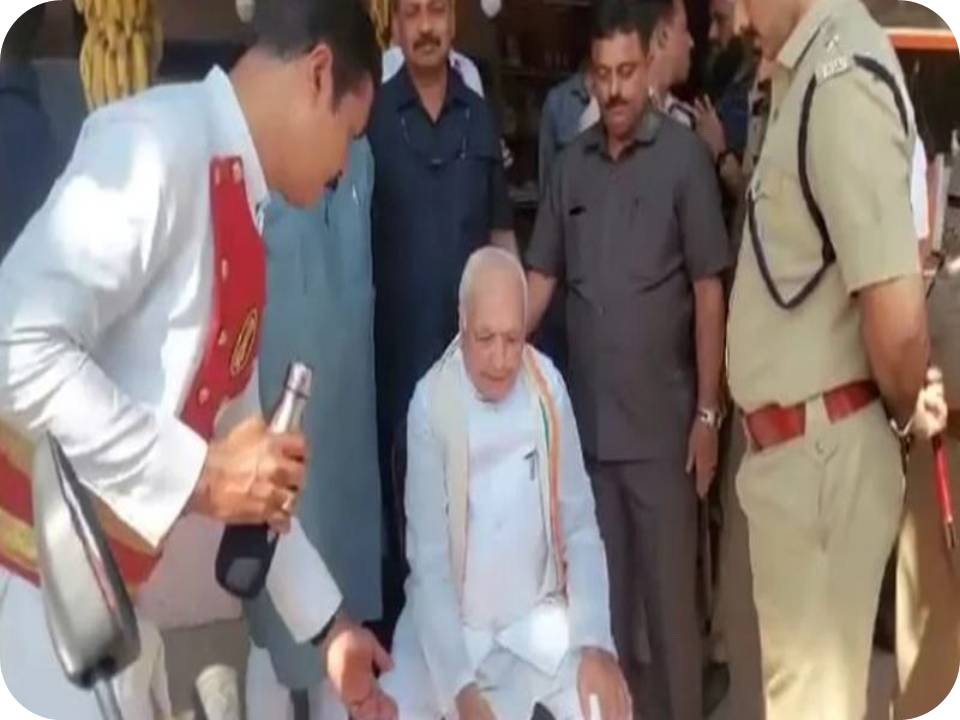 கேரள கவர்னர் நடுரோட்டில் அமர்ந்து தர்ணா; வீடியோ!