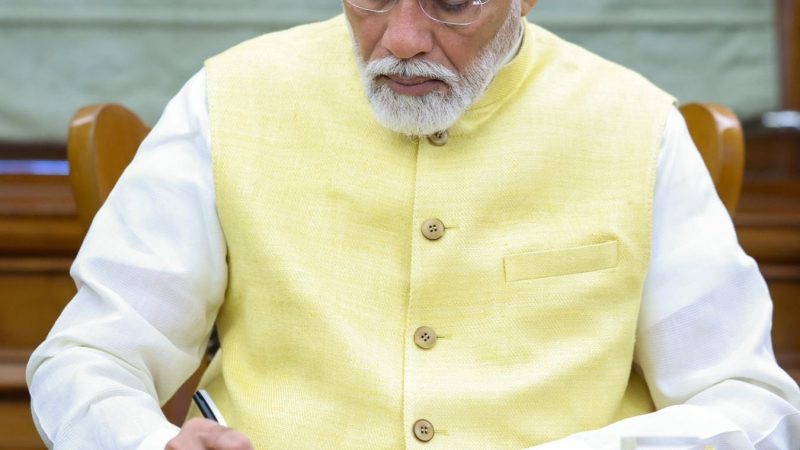 பிரதமர் மோடி போட்ட முதல் கையெழுத்து என்ன தெரியுமா?