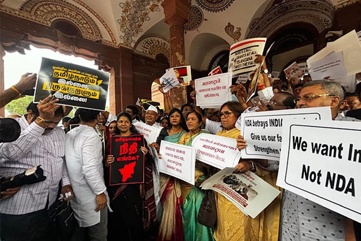 நாடாளுமன்ற வளாகத்தில் இந்தியா கூட்டணி கட்சி எம்.பி.க்கள் ஆர்ப்பாட்டம்!