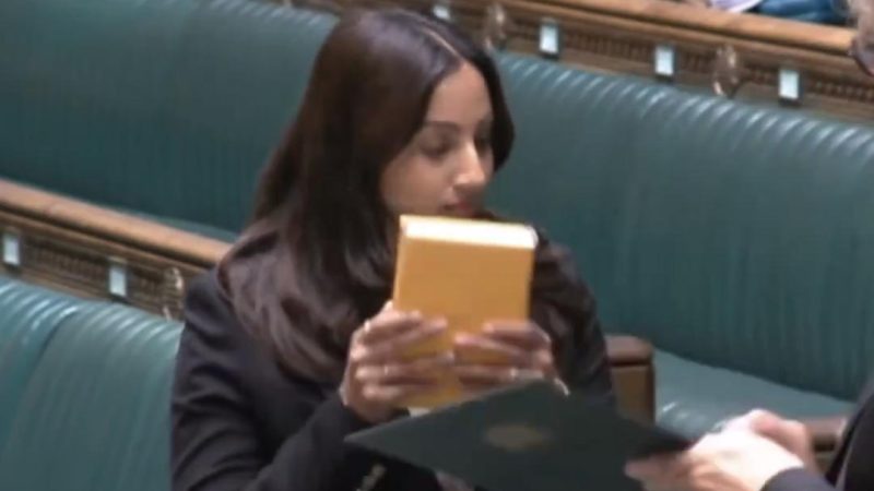 பகவத் கீதை மீது சத்தியம் செய்து பதவியேற்ற இங்கிலாந்து பெண் எம்.பி.ஷிவானி!