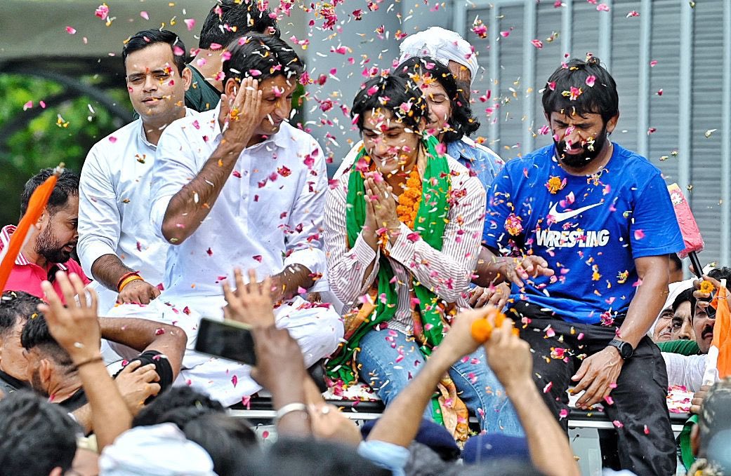 நாடு திரும்பிய வினேஷ் போகத்திற்கு கோலாகல வரவேற்பு!