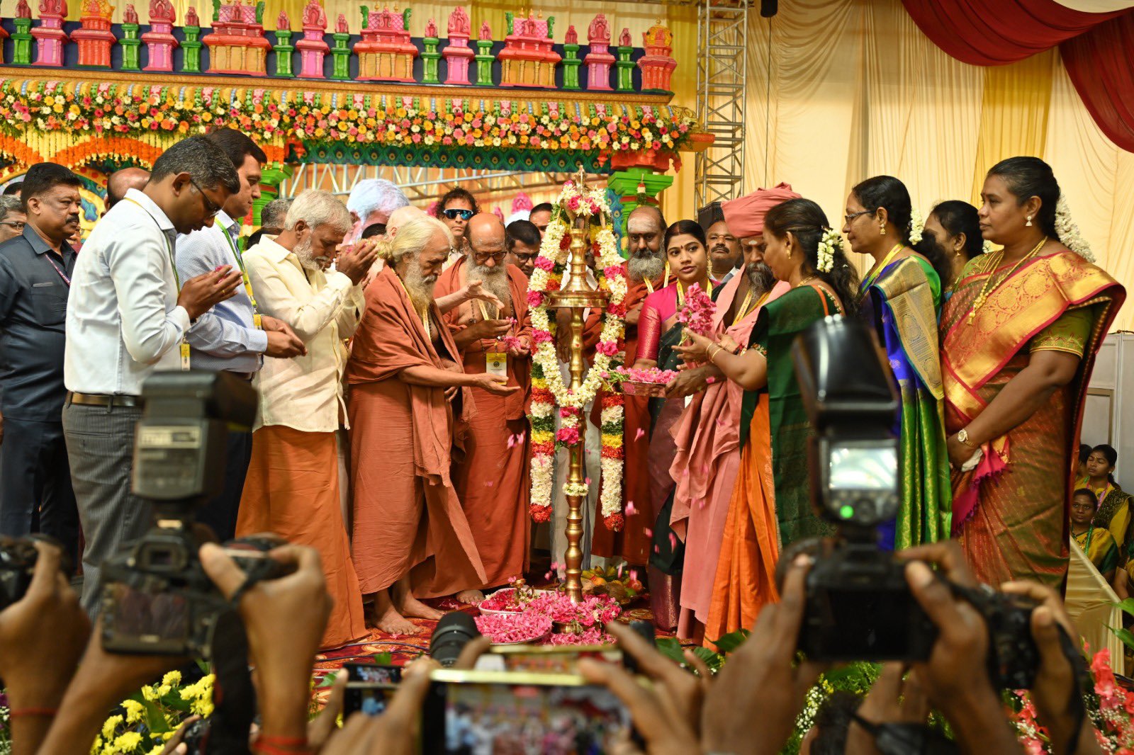 முத்தமிழ் முருகன் மாநாடு தொடங்கியது!