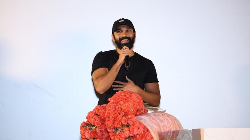 துருவ் விக்ரம் ரசிகர்களுடன் தன் பிறந்த நாளை கொண்டாடி மகிழ்ச்சி!