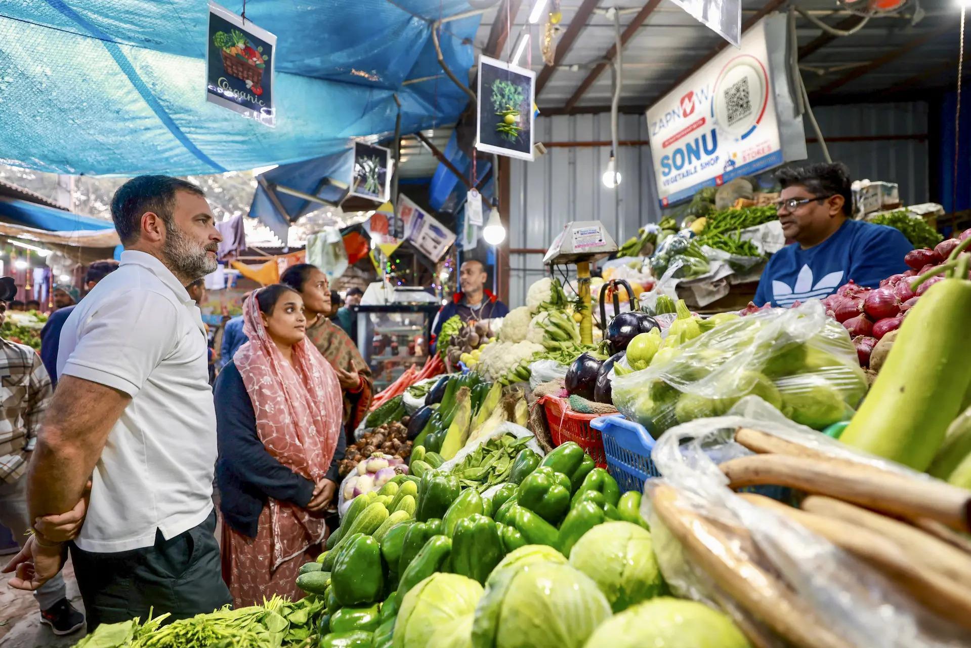 விலைவாசி உயர்வால் மக்கள் அவஸ்தை:கும்பகர்ணன்போல தூங்கும் பாஜக அரசு: ராகுல்!