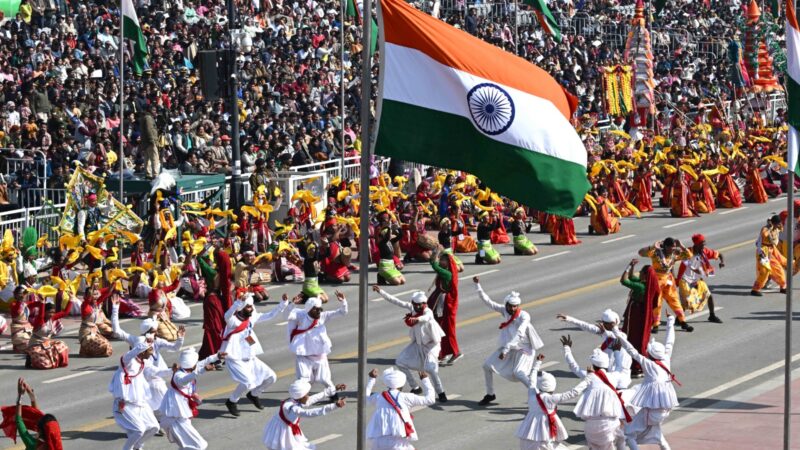 டெல்லி: தேசியக் கொடியை ஜனாதிபதி திரவுபதி முர்மு ஏற்றினார்!