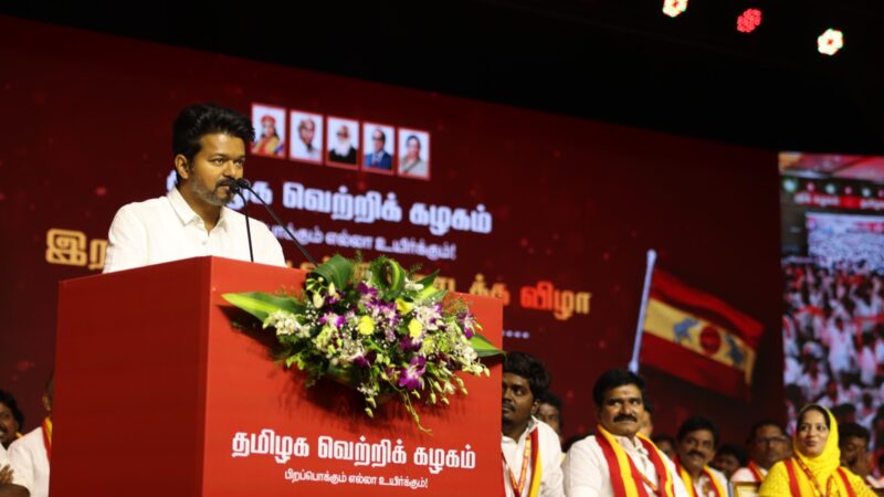 பணம் சம்பாதிக்கும் பண்ணையார்களை அரசியலை விட்டே விரட்டுவோம் – விஜய்!