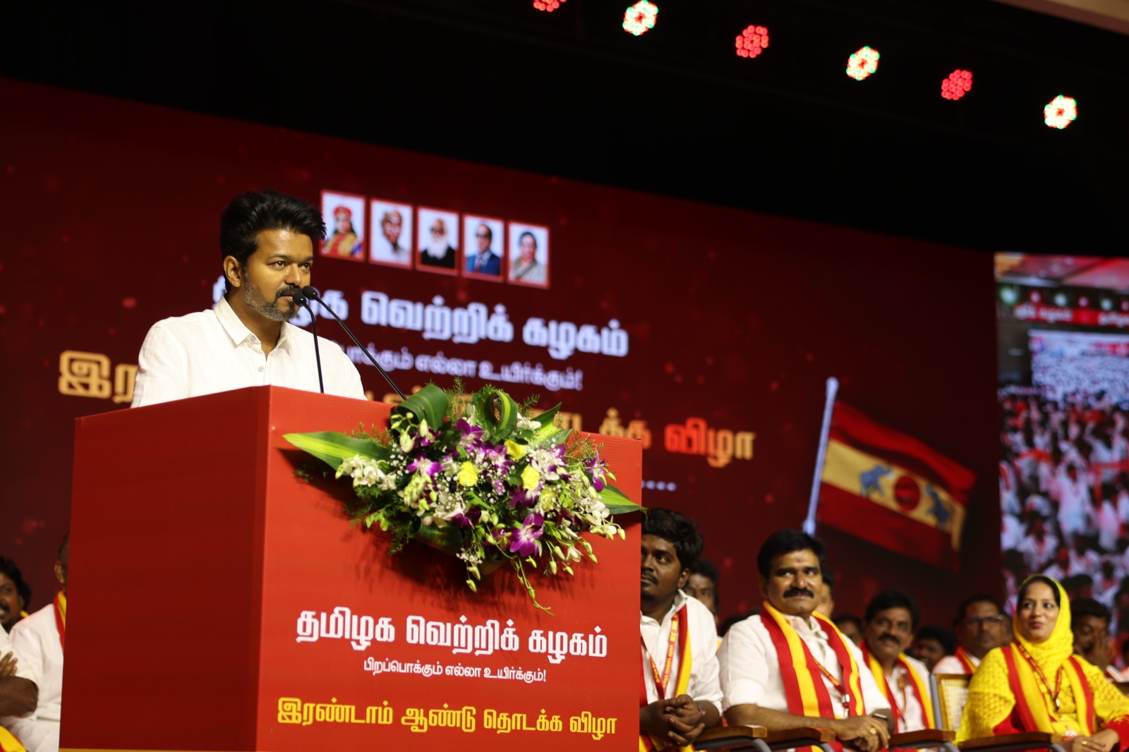 பணம் சம்பாதிக்கும் பண்ணையார்களை அரசியலை விட்டே விரட்டுவோம் – விஜய்!