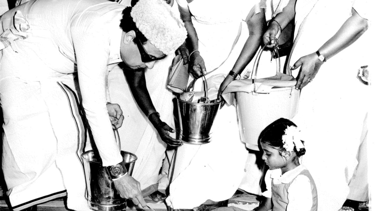 எம்.ஜி.ஆர். சத்துணவு திட்டம்: பசித்த குழந்தைகள் வாழ்வில் ஒளியேற்றிய புரட்சி தொடங்கிய நாள்!