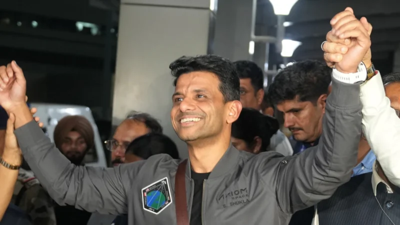 சுபான்ஷு சுக்லா, விண்வெளியில் இருந்து வெற்றிகரமாகத் திரும்பி, இன்று இந்தியா திரும்பினார்!
