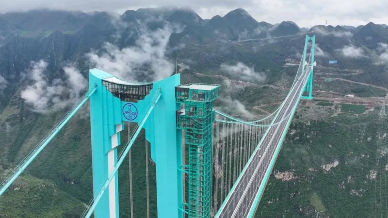 உலகின் மிக உயரமான பாலம் சீனாவில் திறப்பு!