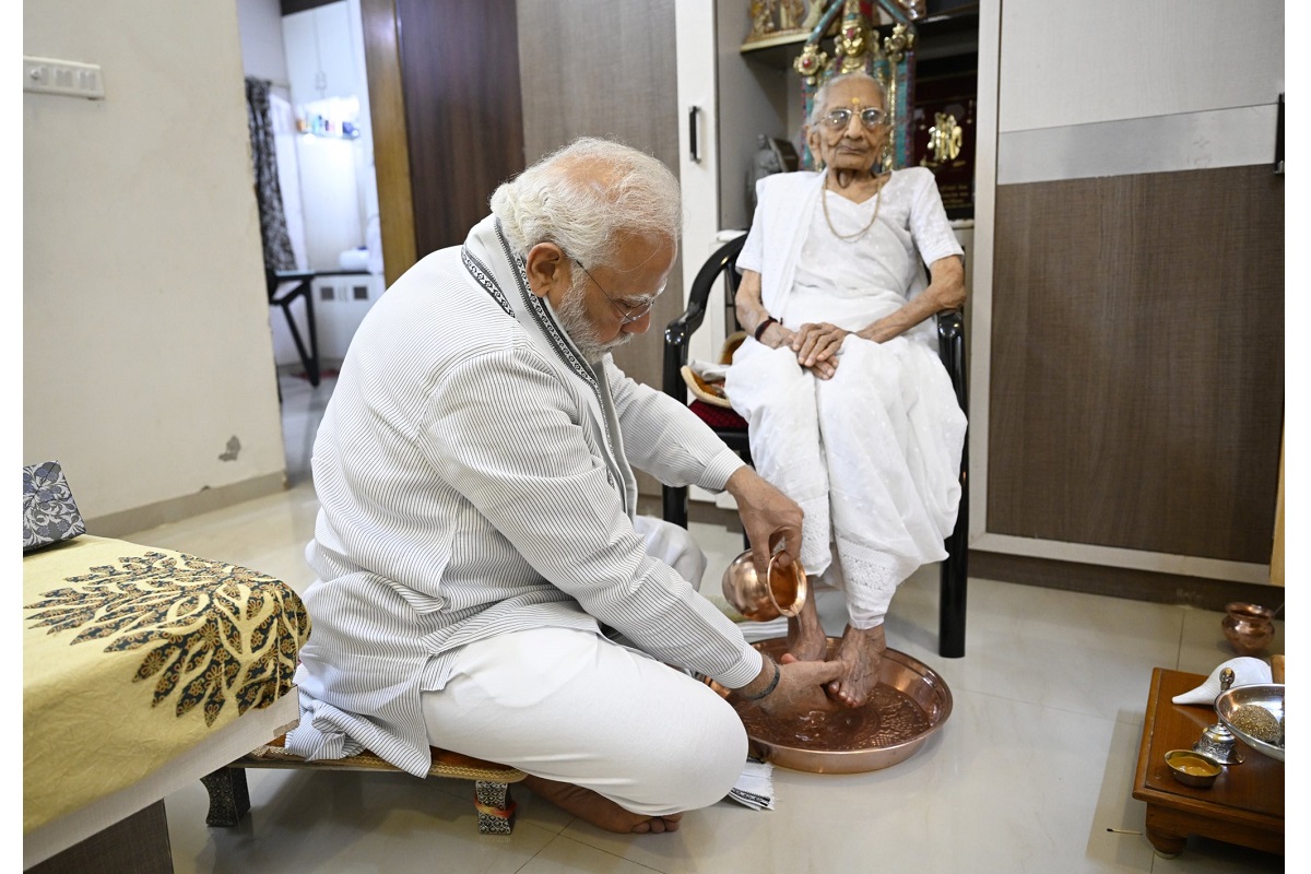 பிரதமர் மோடி தன் தாயை அவமதித்ததார்கள் கூறுவது சரியா?