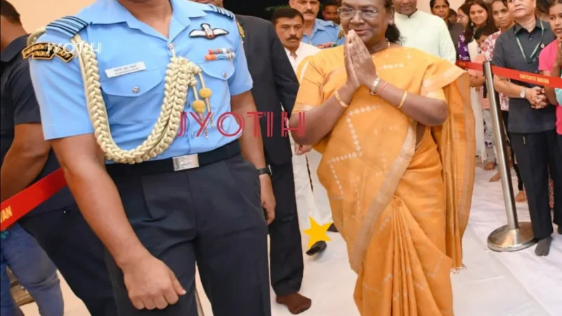 ஸ்க்வாட்ரன் லீடர் சௌரப் எஸ். நாயர்:  இந்திய முதல் குடிமகளின் மைந்தனைப் போல் துணை நிற்கும் ஓர் இளம் அதிகாரி!