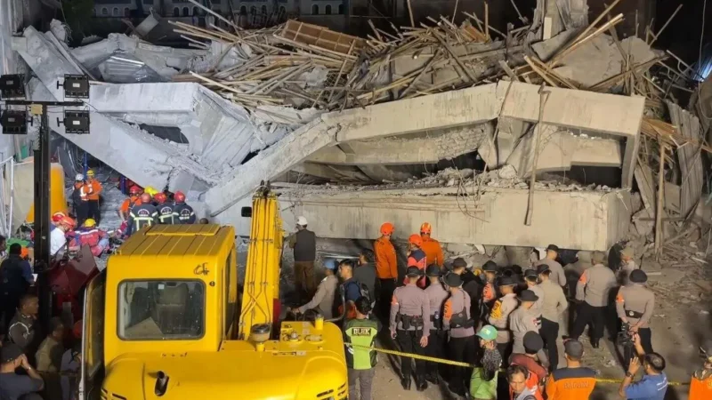 இந்தோனேஷியா பள்ளி விபத்து: கட்டிடம் இடிந்து 65 மாணவர்கள் சிக்கி இருக்கலாம் என அச்சம்