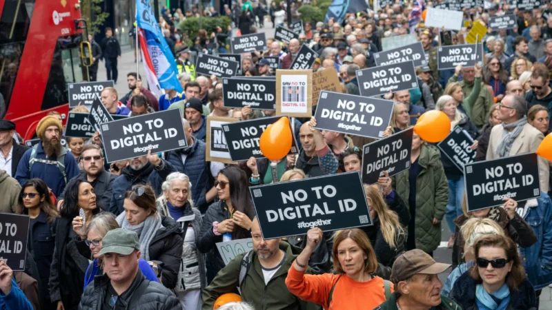 🚨பிரிட்டன்: டிஜிட்டல் ID திட்டத்துக்கு எதிராக இலட்சக்கணக்கானோர் பேரணி!
