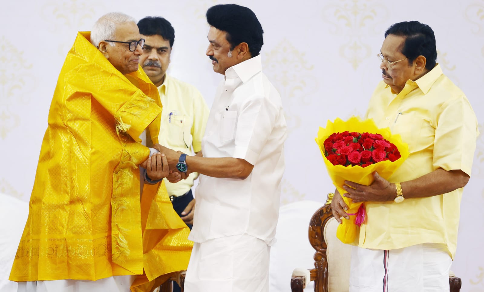 அறிவாலயம் வந்து ஆதரவுக் கேட்டவருக்கு கை கொடுத்தார் சின்னவர்!