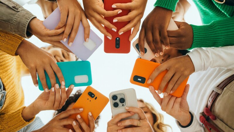 நம்மை ஸ்கிரீன் அடிமைகள் ஆக்கிவிட்ட இணையம் : வரமா? சாபமா?